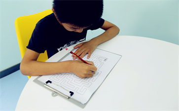 8歲男孩注意力不集中是怎么造成的？這3種原因是罪魁禍首