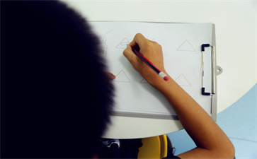 3歲小孩注意力不集中的原因是什么？都有哪些表現(xiàn)？